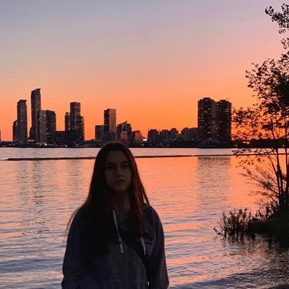 Meet your Posher, Claudia - Picture 1 of 1